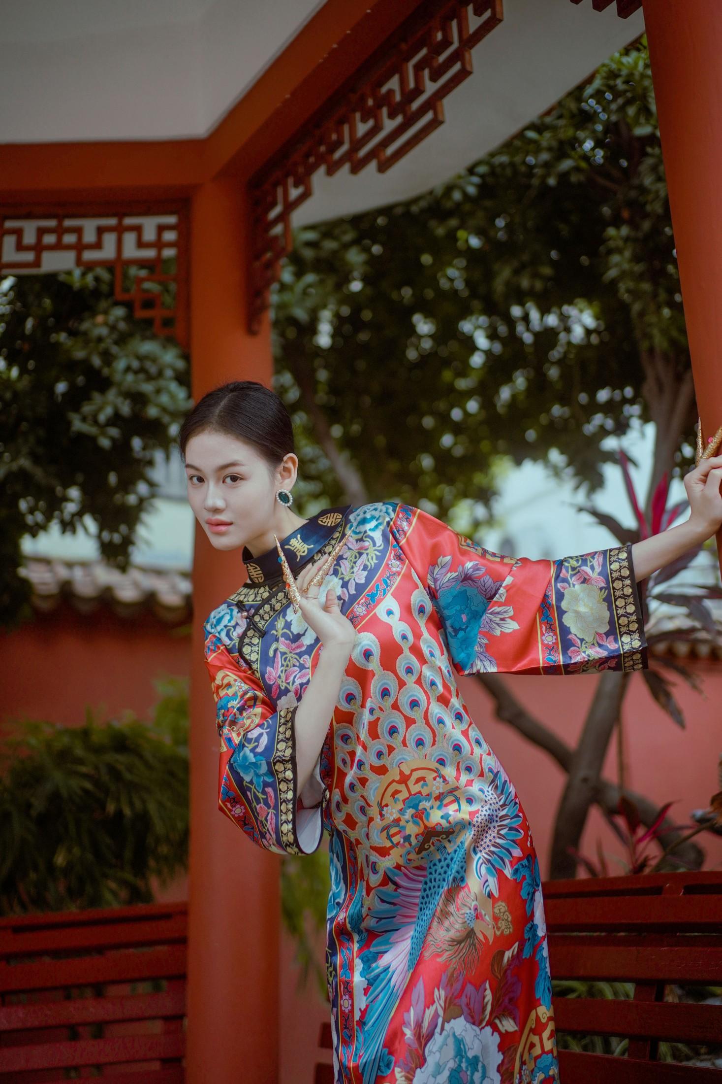 ID10068穿越清宫，红墙下的高挑格格 - 妍画集-妍画集